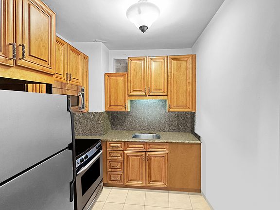 3rd image of 2000 N Lincoln Park W #515