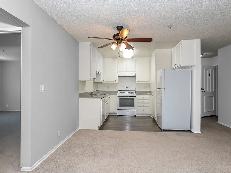 404 E Birch St — Photo 37