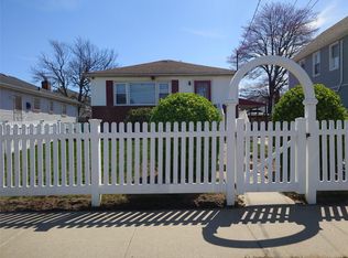 13711 250th St, Rosedale, NY 11422