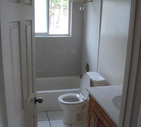 5th image of 3156 Williamsburg Dr APT 4
