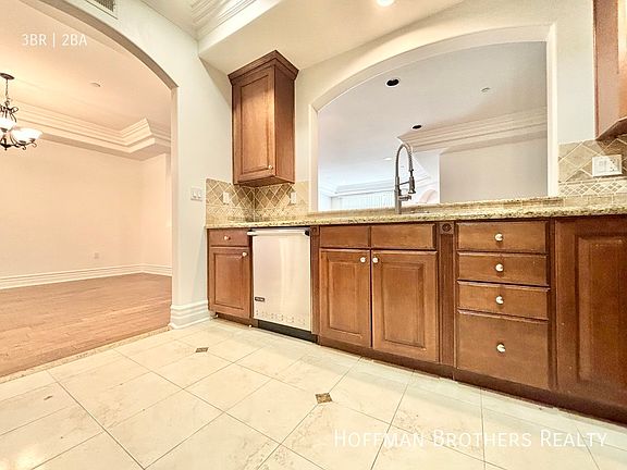 4th image of 10642 Woodbridge St #202