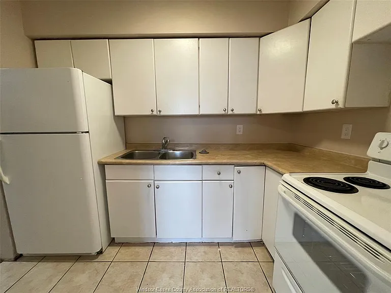 928 Howard Ave #7 — Photo 6