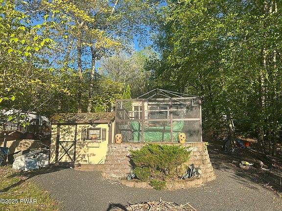 4th image of 102 Lake Dr N #1772