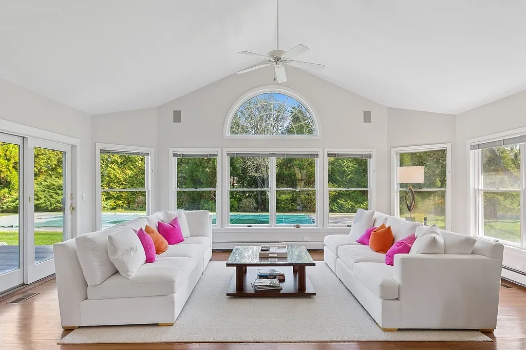 Quogue Estate Section with Heated Pool — Photo 2