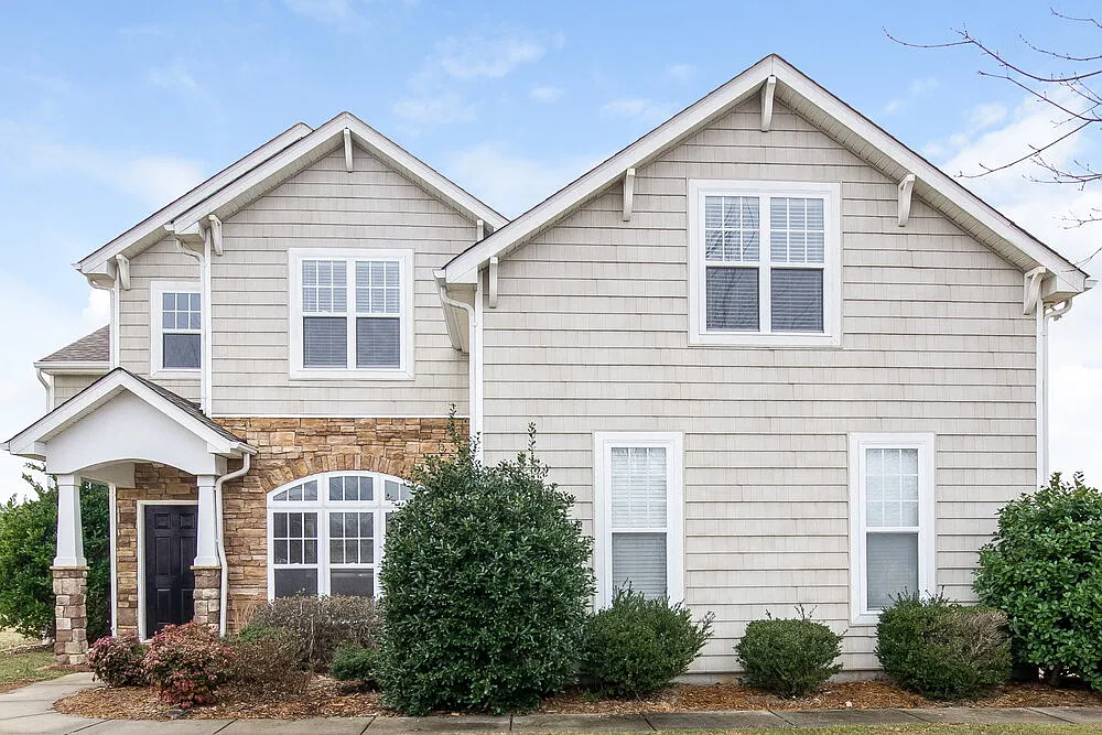 5 bed, 2.5 bath, 2642 sqft, $3,600 — Photo 1