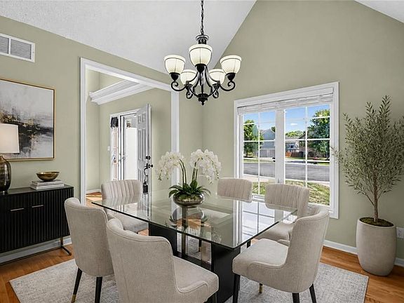 5th image of 228 SW Ascot Cir