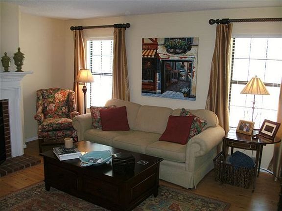 3rd image of 2203 Oakgrove Cir