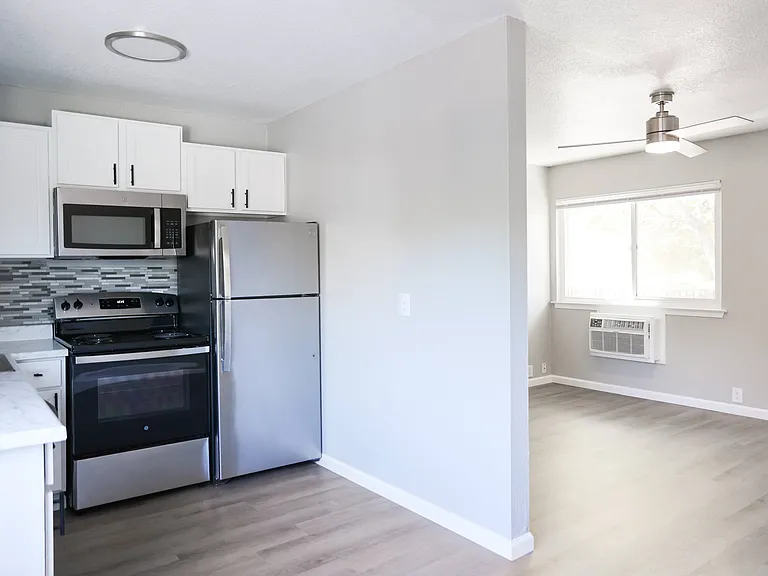 University Square Apartments — Photo 5
