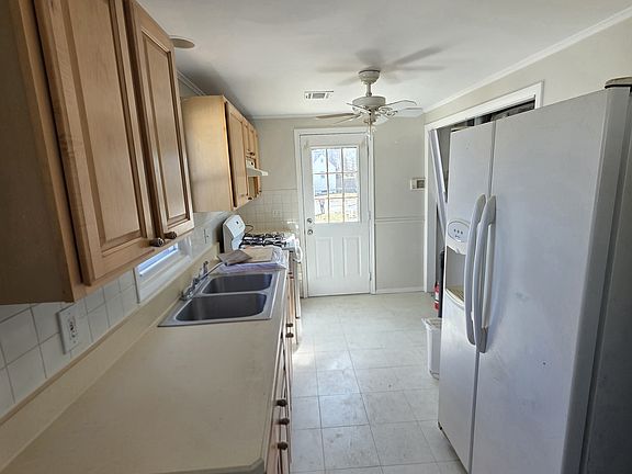 3rd image of 21 E 6th St