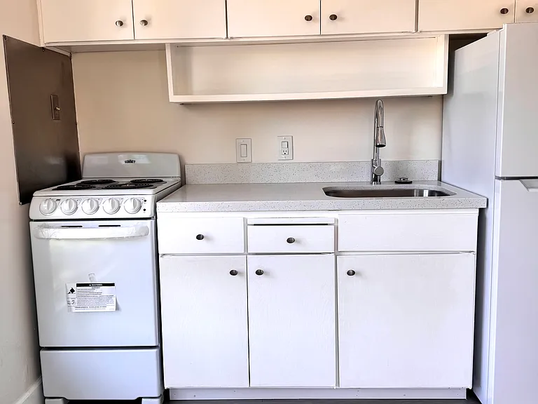 904 Peninsula Ave #403 — Photo 9