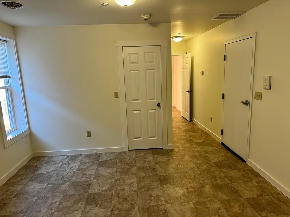 52 Broadway St #4