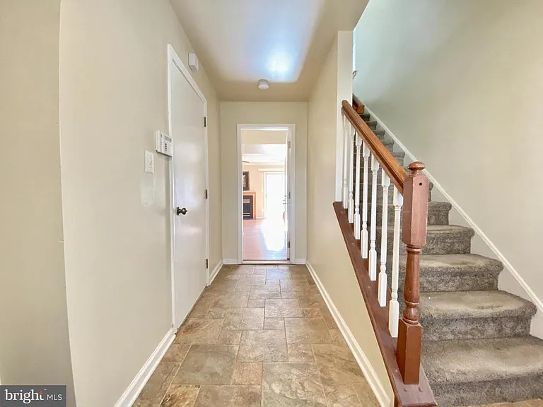 240 William Livingston Ct — Photo 32