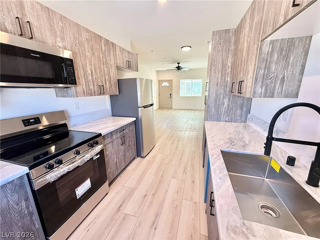 3 bed, 2.0 bath, 1099 sqft, $1,300 — Photo 4