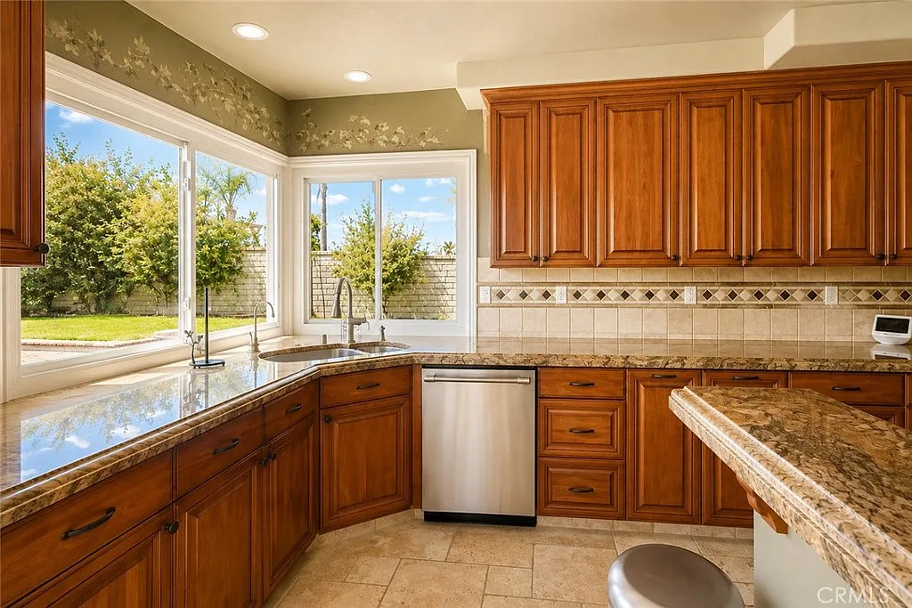 5 bed, 4.5 bath, 4393 sqft, $8,500 — Photo 3