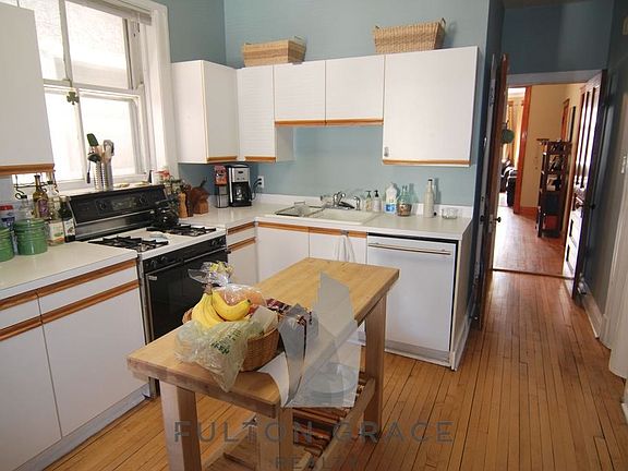 5th image of 1446 W Melrose St #1