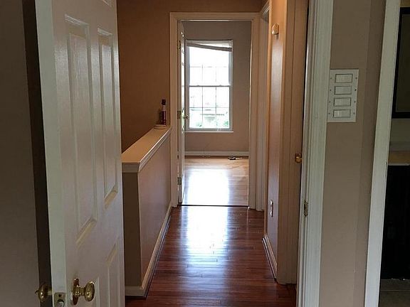3rd image of 30 Blackfoot Ct
