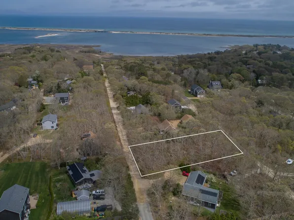 27 7th St N, Edgartown, MA 02539