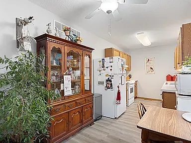 506 Larkspur Ln — Photo 11