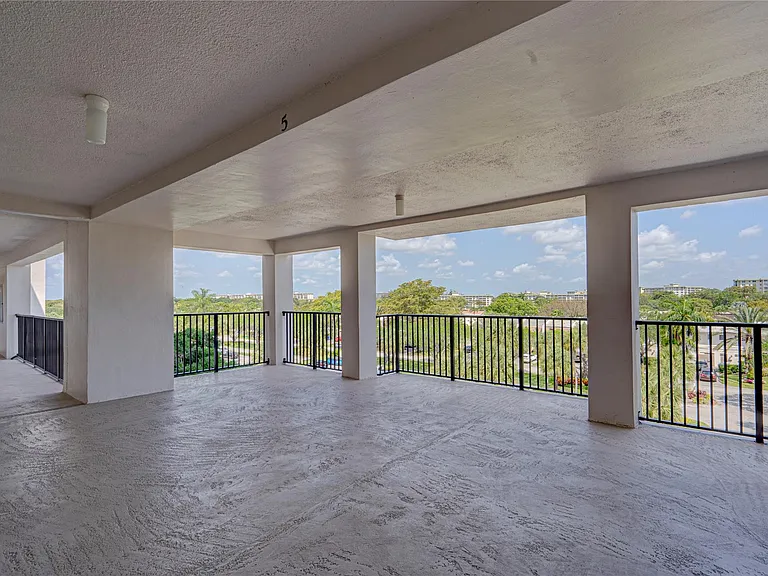 3050 N Palm Aire Dr #505 — Photo 10