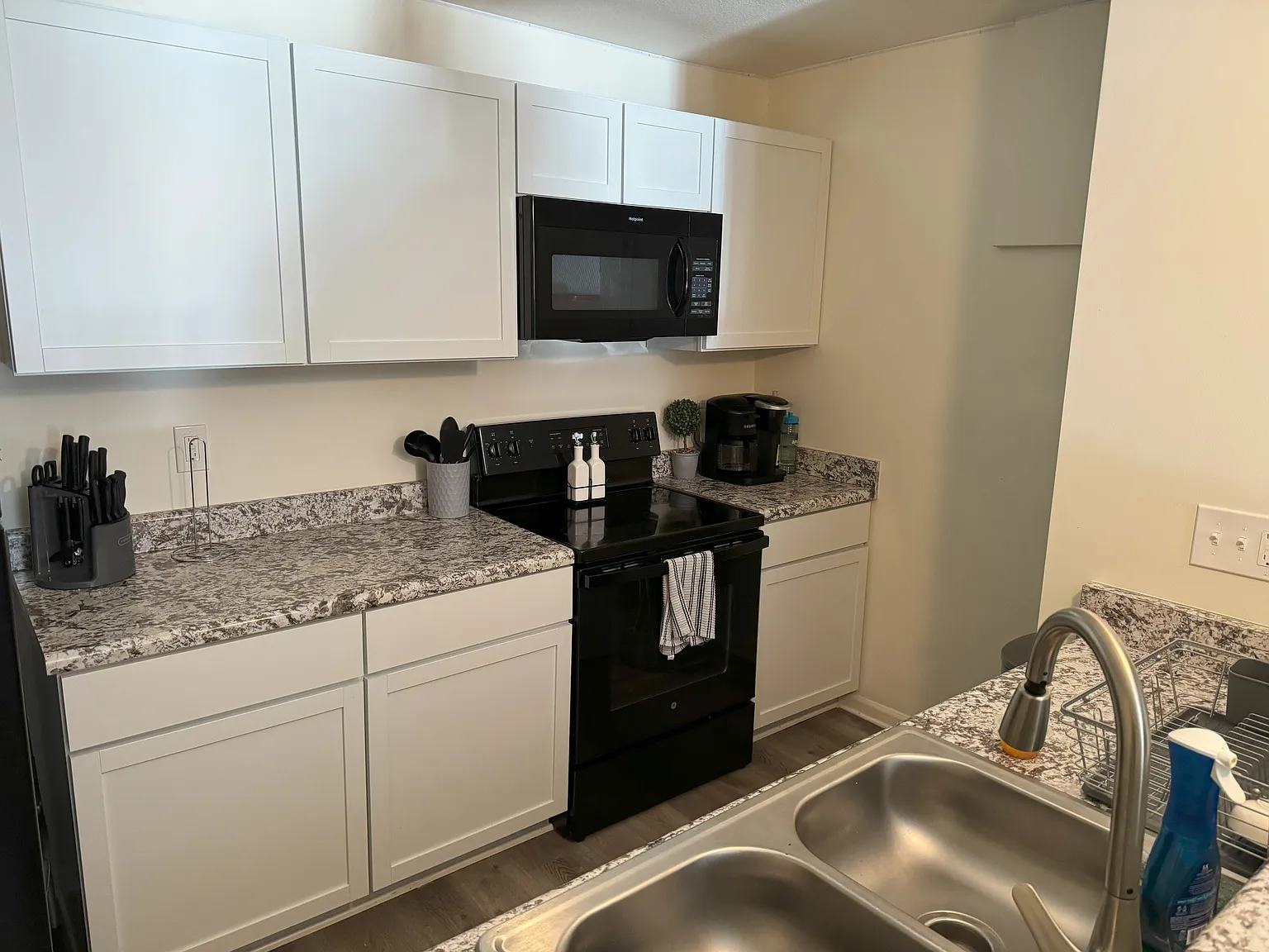 Williamsburg Square Apartments — Photo 3
