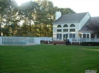 6 Sean Ln, Mount Sinai, NY 11766