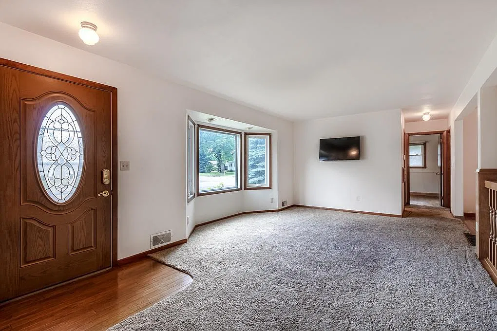 Meadow Ln, Mankato — Photo 2
