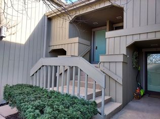 275 Hickory Ln APT C, Lake Barrington, IL 60010
