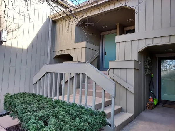 275 Hickory Ln APT C, Lake Barrington, IL 60010
