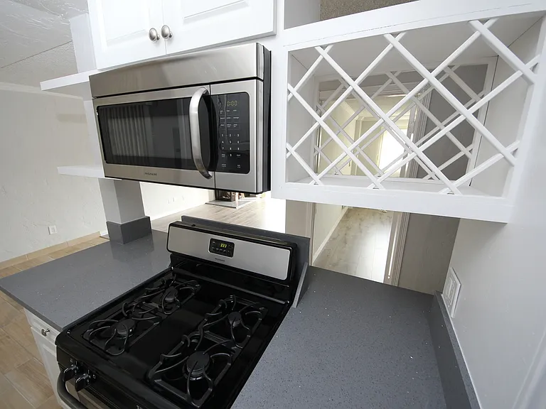 415 Venice Apartments — Photo 6