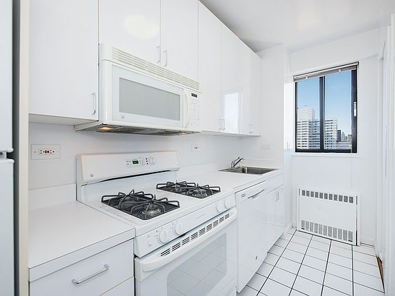3rd image of 220 E 72nd St APT 20A