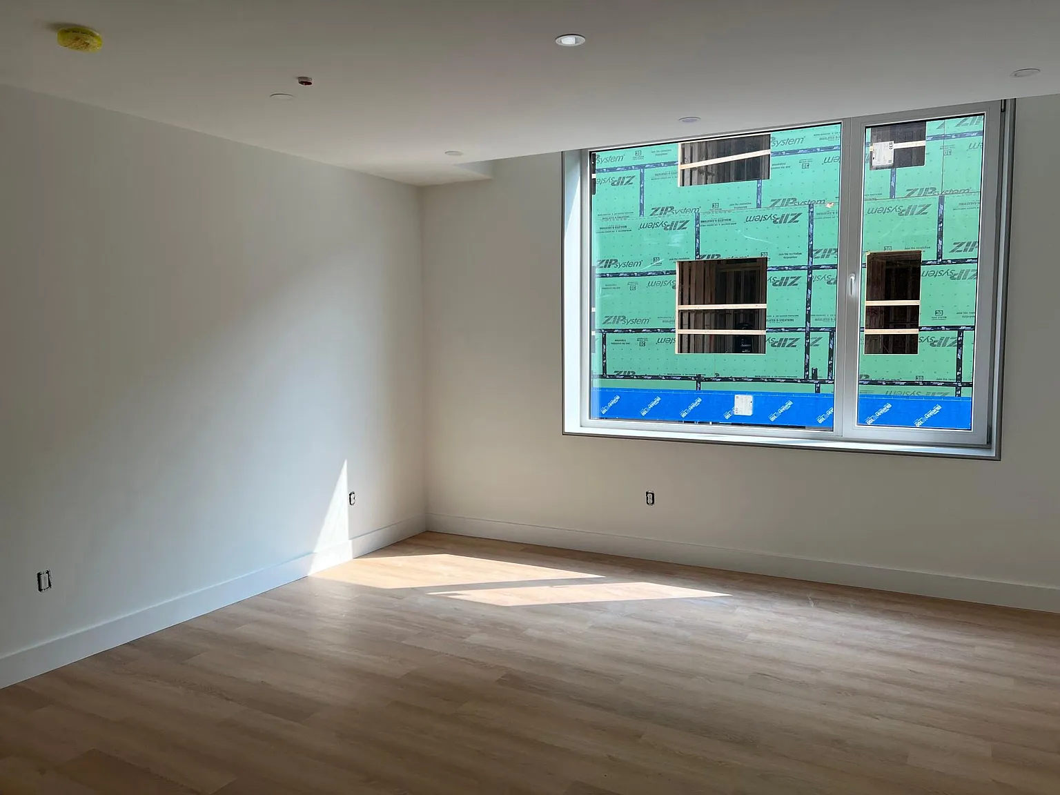 Studio, 400 sqft, $2,100 — Photo 3