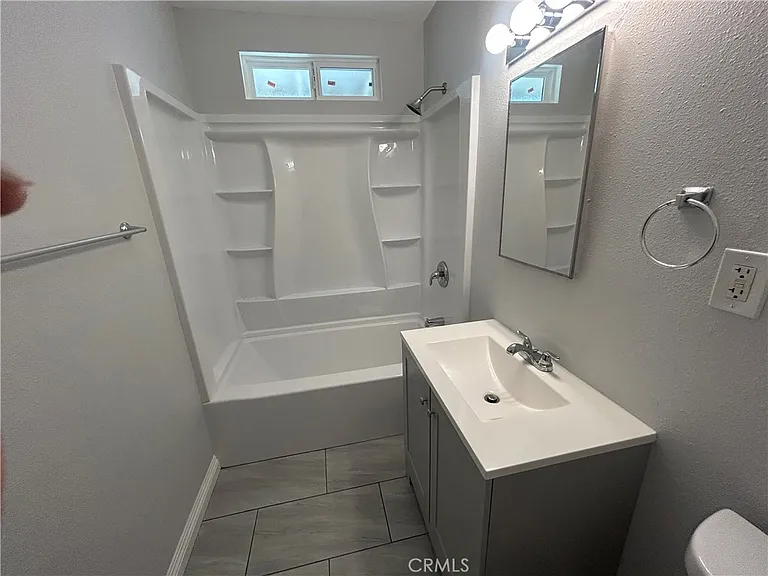 390 E Carter St — Photo 11
