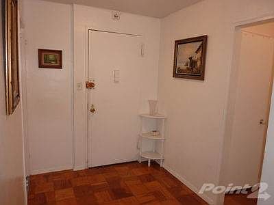 Large Foyer w/Hardwood Floors!