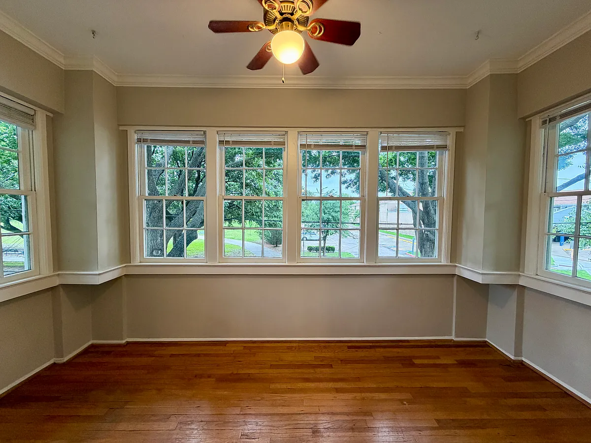 Sunroom looking out over the park - 4527 Worth St