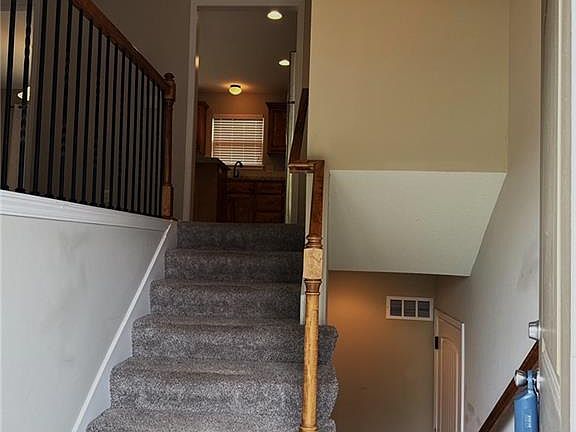 3rd image of 410 Heritage Dr