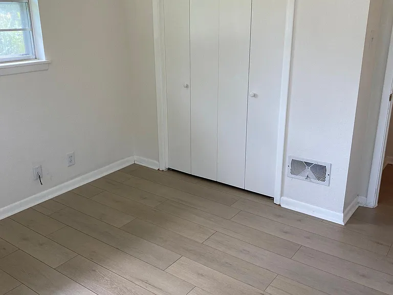 2500 W Elm St — Photo 17