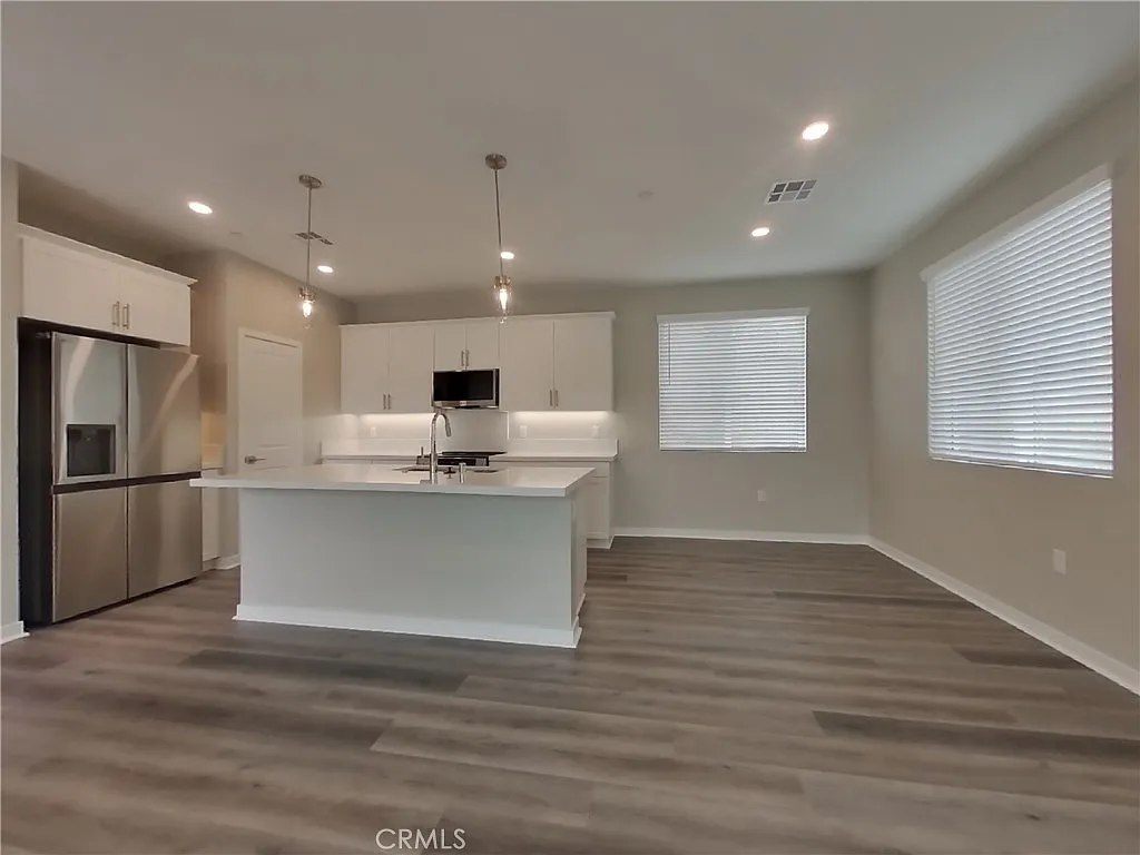 3 bed, 1176 sqft, $3,759 — Photo 4