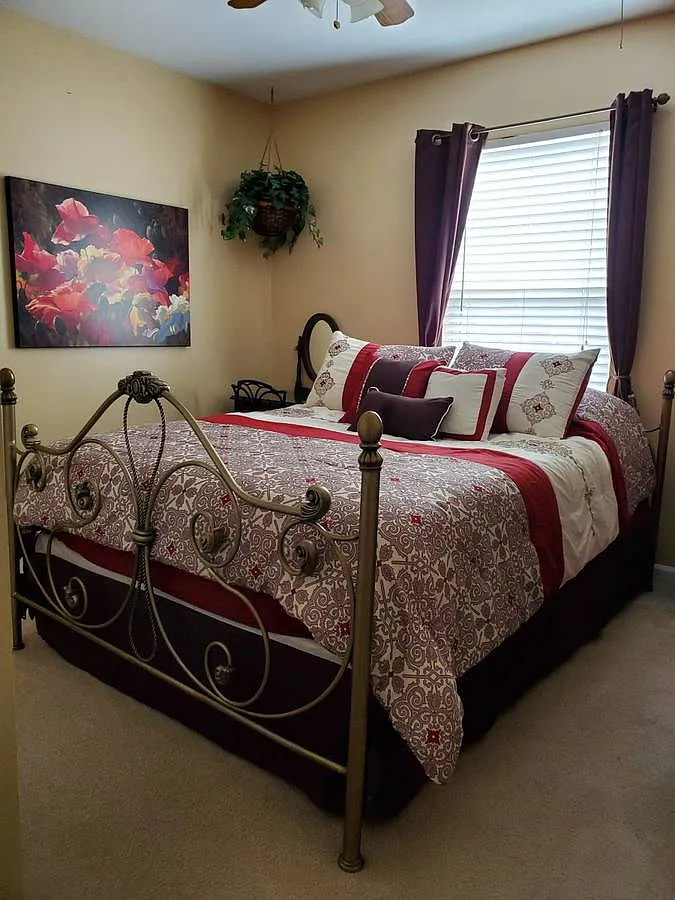 1 bed, 1.5 bath, 2800 sqft, $650 — Photo 1