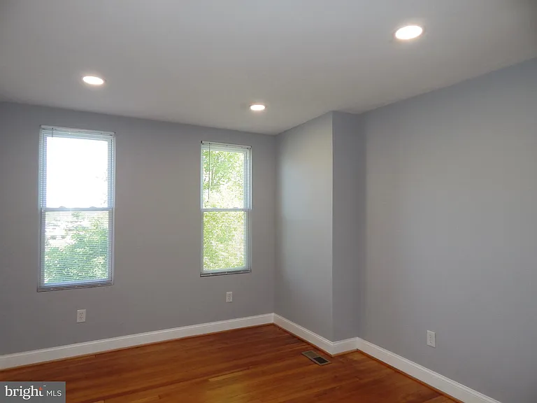 301 Cornwall St — Photo 9