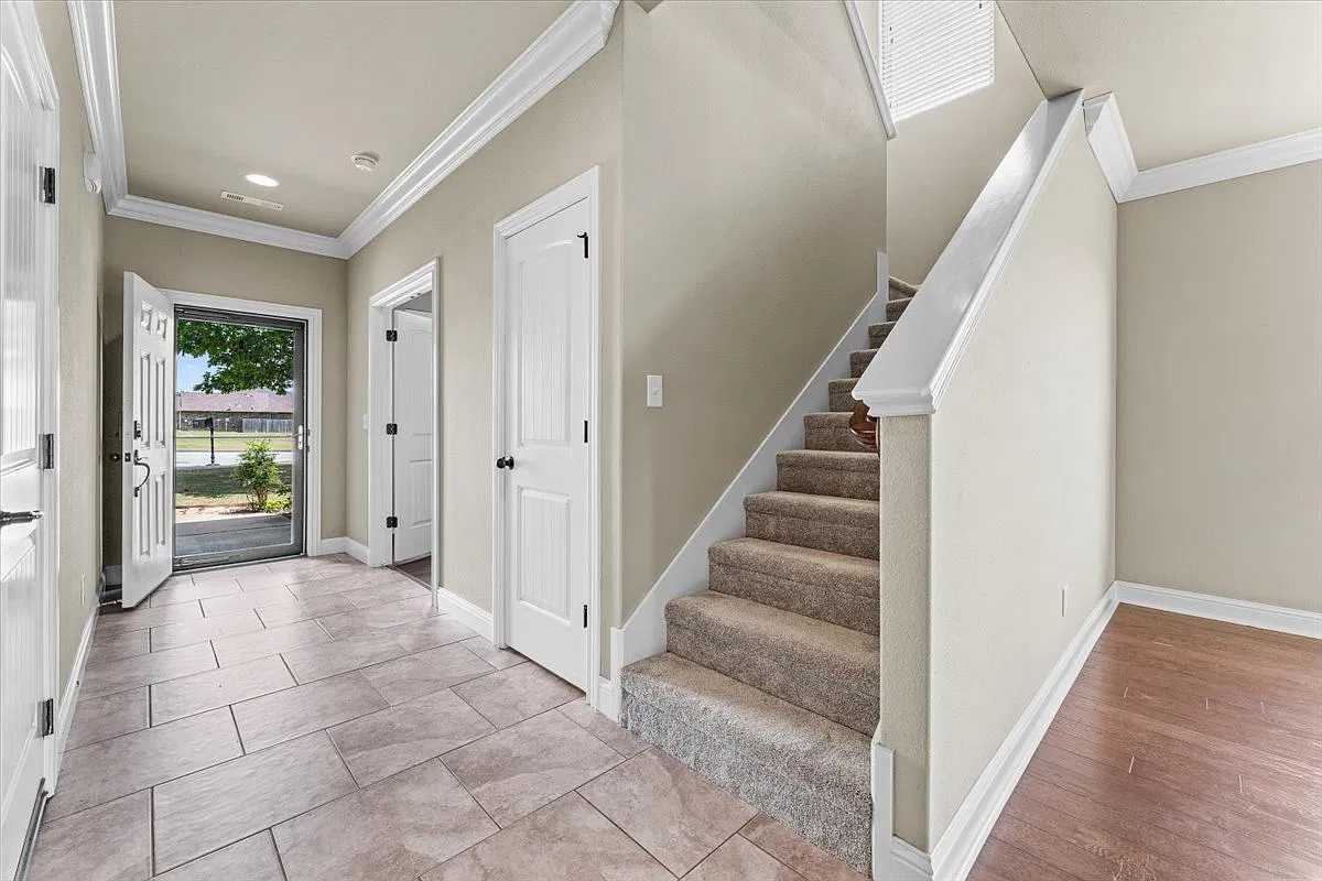 4 bed, 2.5 bath, 2262 sqft, $2,750 — Photo 3