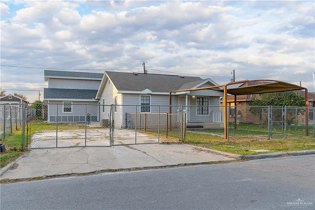 6 bed, 2.5 bath, 1964 sqft, $1,900 — Photo 1
