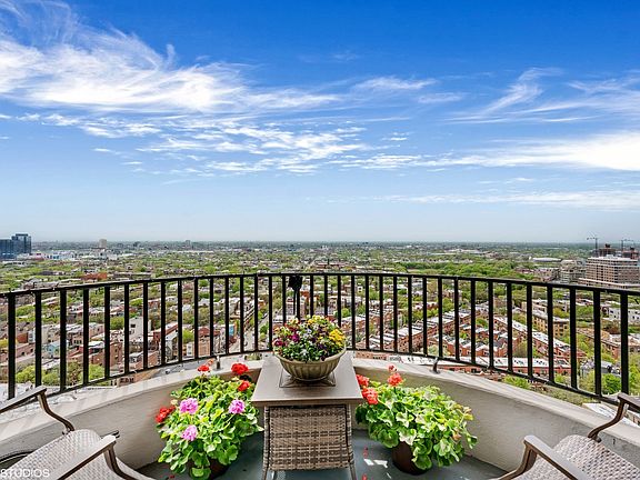3rd image of 2020 N Lincoln Park W APT 26M