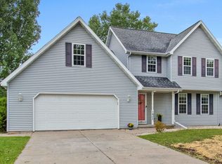 1402 S Carrington Ln, De Pere, WI 54115
