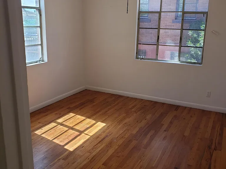 900 W Yandell Dr — Photo 8