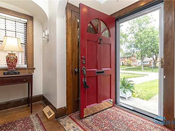 5th image of 2443 Densmore Dr