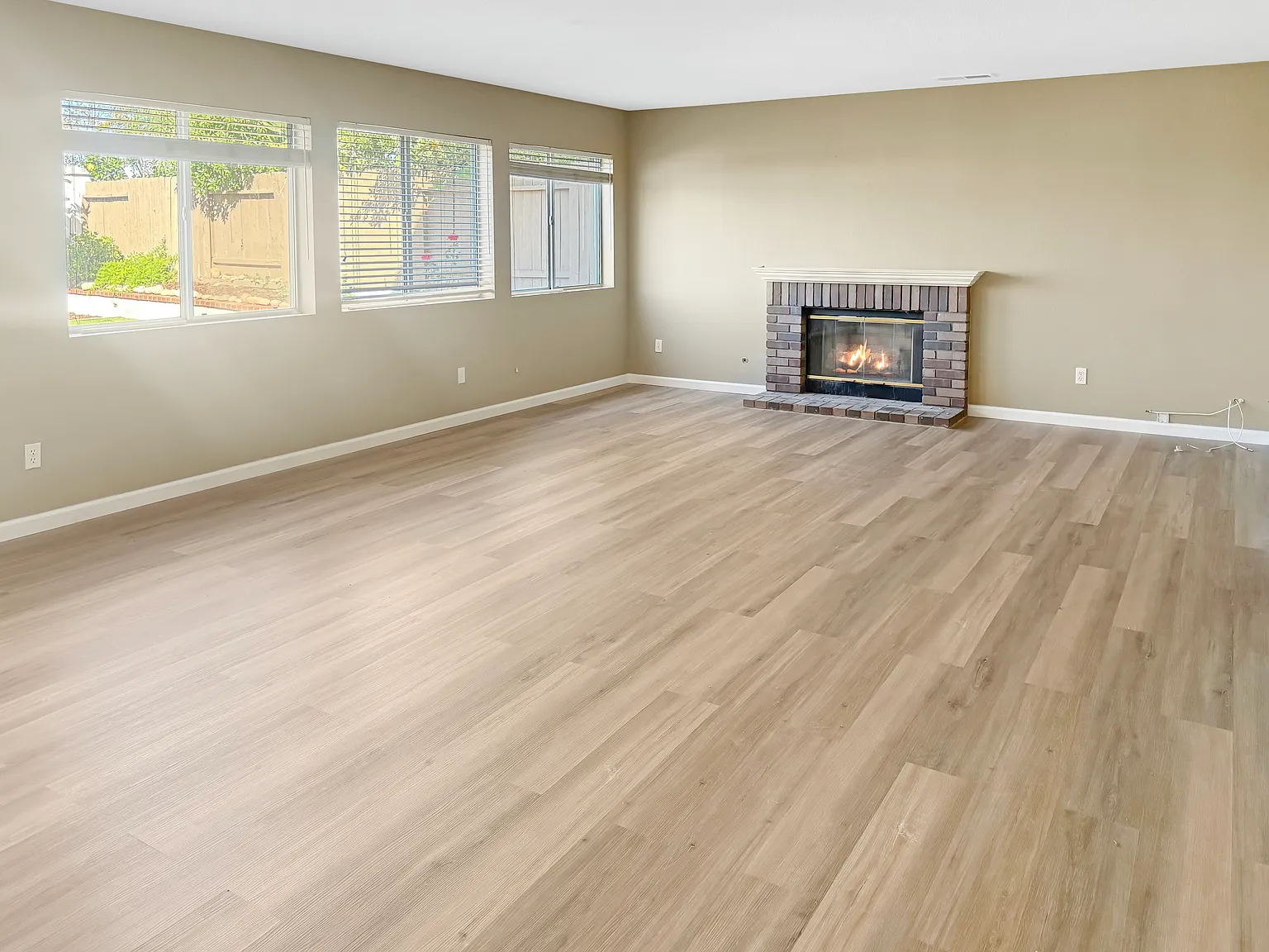 5 bed, 2.5 bath, 2886 sqft, $5,400 — Photo 3