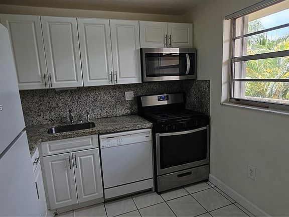 4th image of 13100 SW 92nd Ave #Penthouse A-13