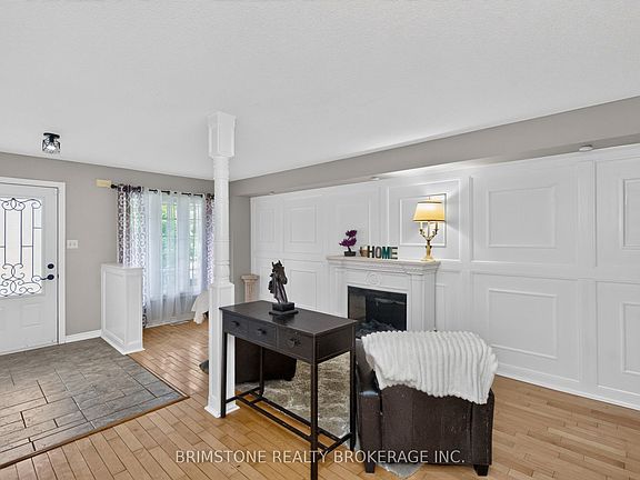 3rd image of 24 Stoneybrook Cres