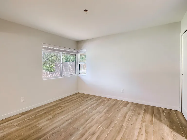 1402 W Berridge Ln — Photo 23