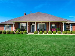 1013 W Woodridge Rd, Waxahachie, TX 75165